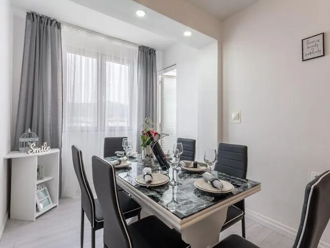 Jamblip - Two Bedroom With Balcony Split