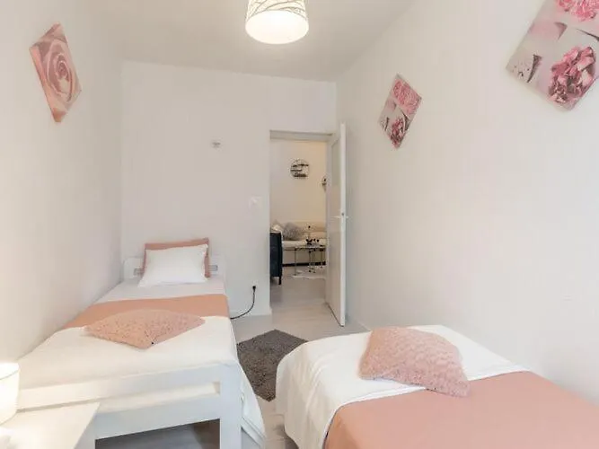 Jamblip - Two Bedroom With Balcony Split