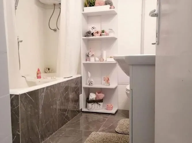 Jamblip - Two Bedroom With Balcony *