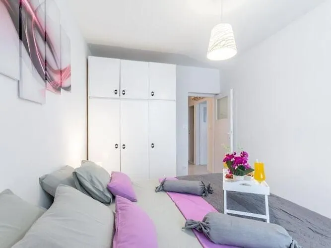 Jamblip - Two Bedroom With Balcony * Split