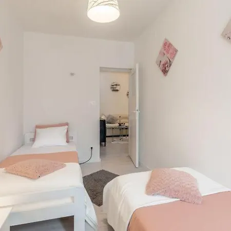 Jamblip - Two Bedroom With Balcony Split